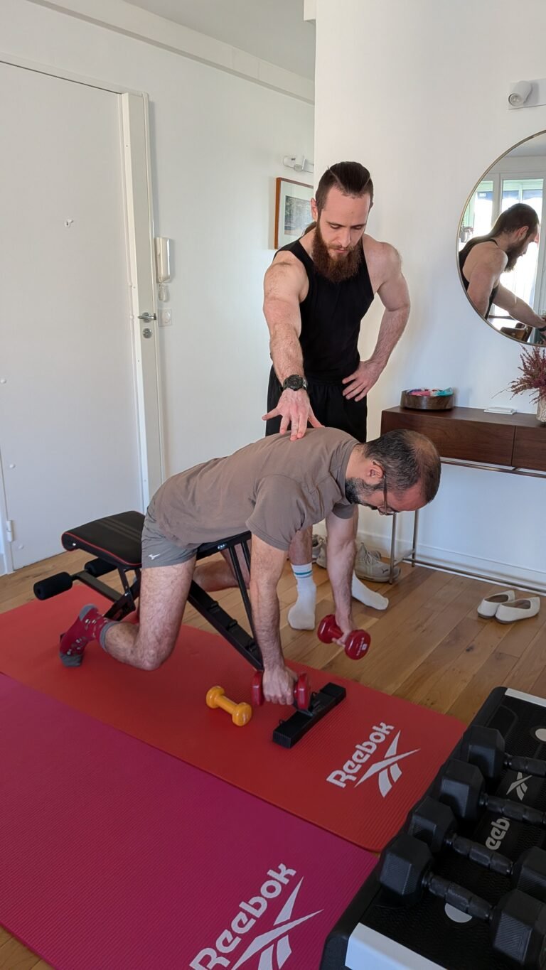 un coach sportif supervise un coaching sur banc de musculation