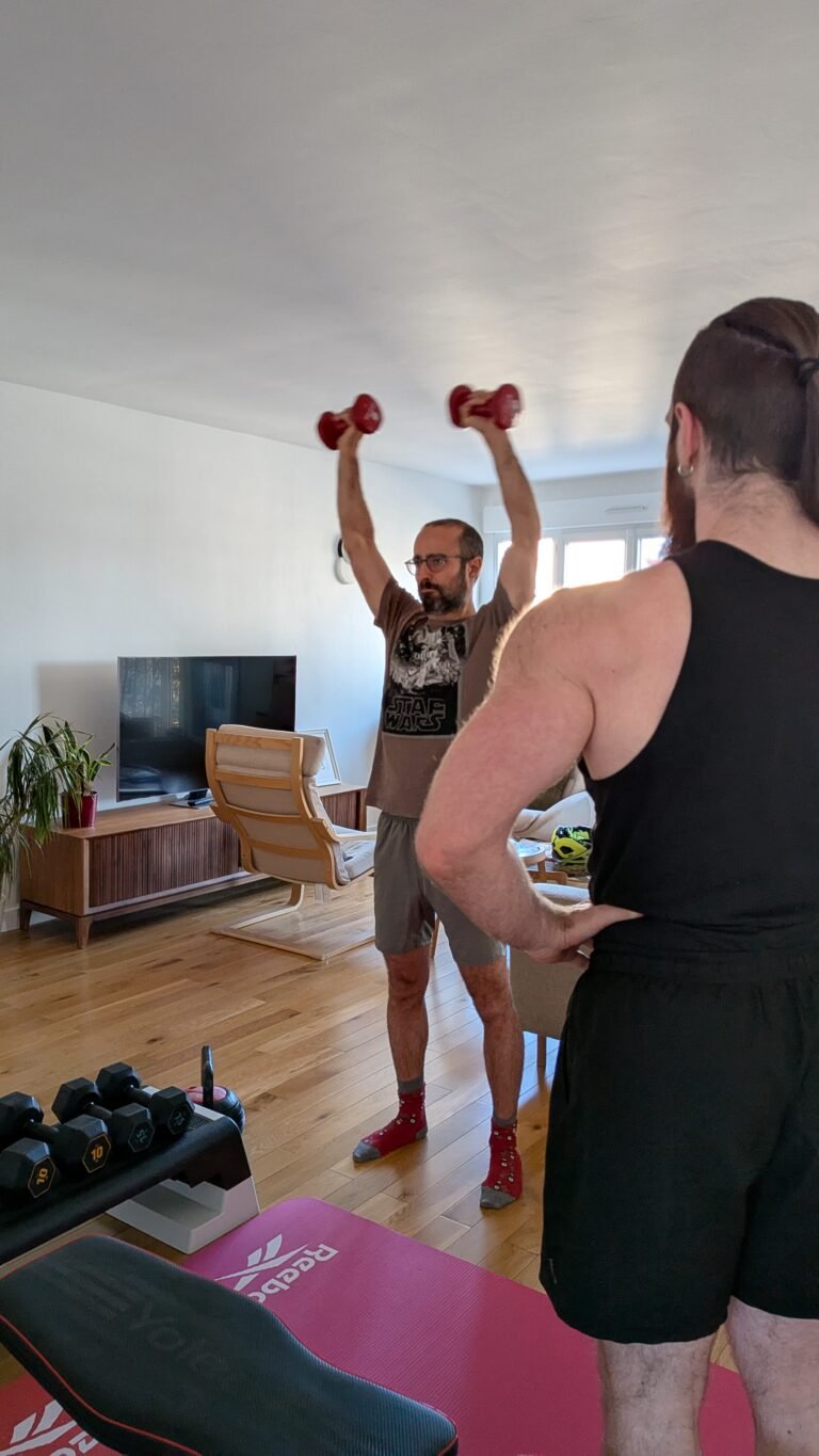 un coach sportif supervise un client pour la musculation