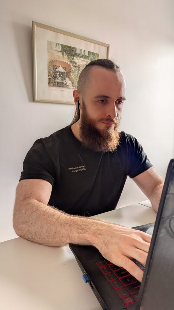 Homme barbu travaillant sur un ordinateur portable