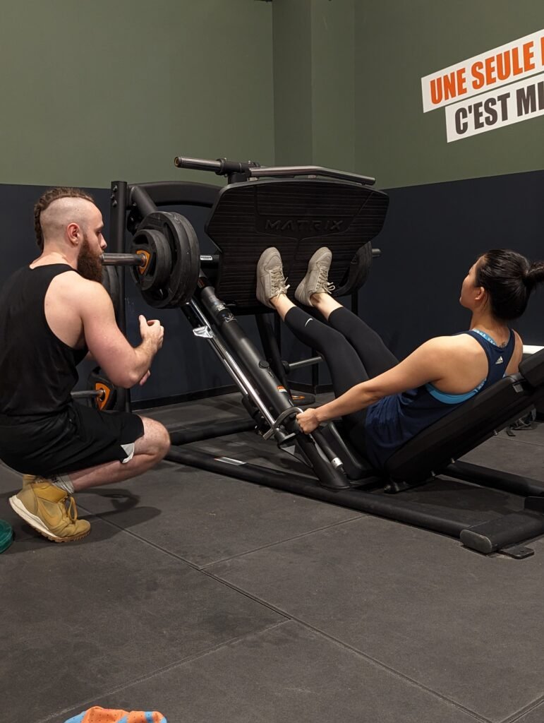 Entraînement de presse à cuisse Matrix en salle de sport